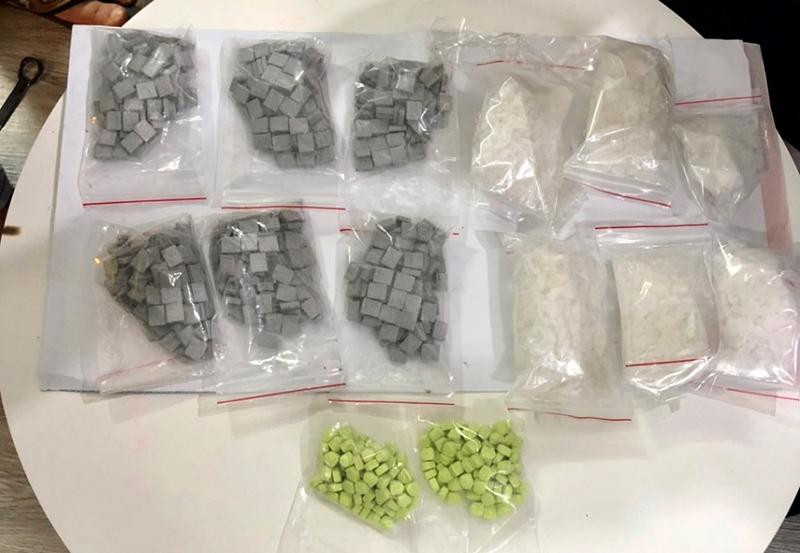 Lực lượng chức năng thu giữ gần 1 nghìn viên ma tuý tổng hợp và ma tuý đá tại nơi ở của Minh và Quân