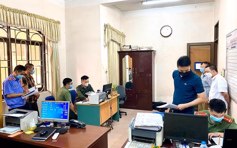 Cơ quan An ninh điều tra Công an tỉnh Lạng Sơn phối hợp với lực lượng chức năng thi hành lệnh bắt khẩn cấp và khám xét nơi làm việc của 2 đối tượng thu giữ nhiều tài liệu liên quan