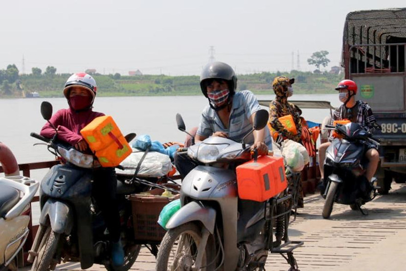 Tại bến đò Chương. Dương, người dân đi đò chấp hành nghiêm quy định phòng, chống dịch Covid-19 và quy định về an toàn đường thuỷ Tại bến đò Chương. Dương, người dân đi đò chấp hành nghiêm quy định phòng, chống dịch Covid-19 và quy định về an toàn đường thuỷ