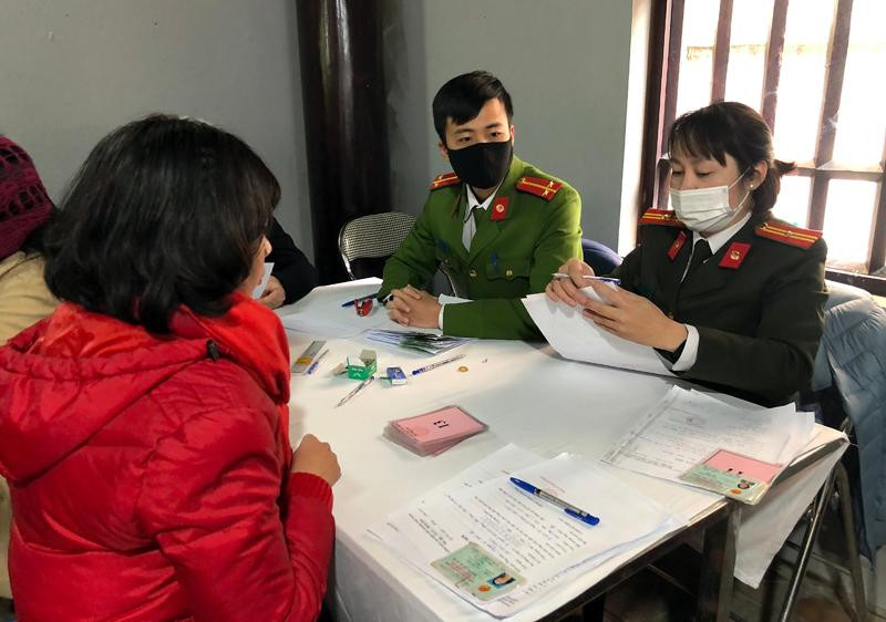 Tại bàn làm thủ tục luôn có từ 2 CBCS kiểm tra, hướng dẫn nên rất thuận tiện Tại bàn làm thủ tục luôn có từ 2 CBCS kiểm tra, hướng dẫn nên rất thuận tiện