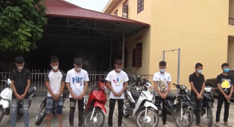 Nhóm thanh thiếu niên bị cơ quan Công an triệu tập tiến hành làm rõ vi phạm Nhóm thanh thiếu niên bị cơ quan Công an triệu tập tiến hành làm rõ vi phạm