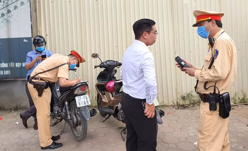 Tổ công tác kiểm tra nồng độ cồn khi phát hiện người đàn ông này mặt đỏ tía tai vẫn điều khiển phương tiện khi tham gia giao thông