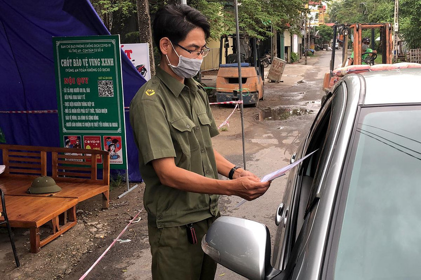 Chốt "vùng xanh" ra, vào địa bàn xã Thọ An, huyện Đan Phượng luôn có cán bộ túc trực 24/24h