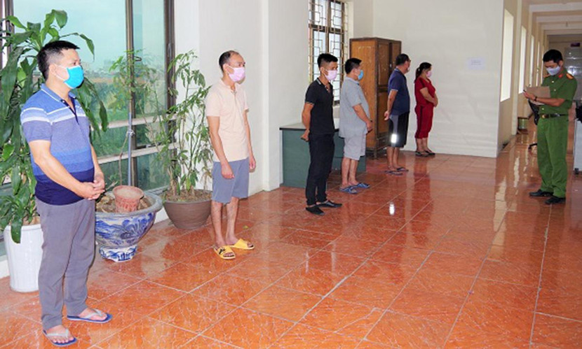 6 đối tượng tham gia đánh bạc bị Công an tỉnh Hải Dương bắt giữ đưa về trụ sở tiếp tục ghi lời khai 6 đối tượng tham gia đánh bạc bị Công an tỉnh Hải Dương bắt giữ đưa về trụ sở tiếp tục ghi lời khai