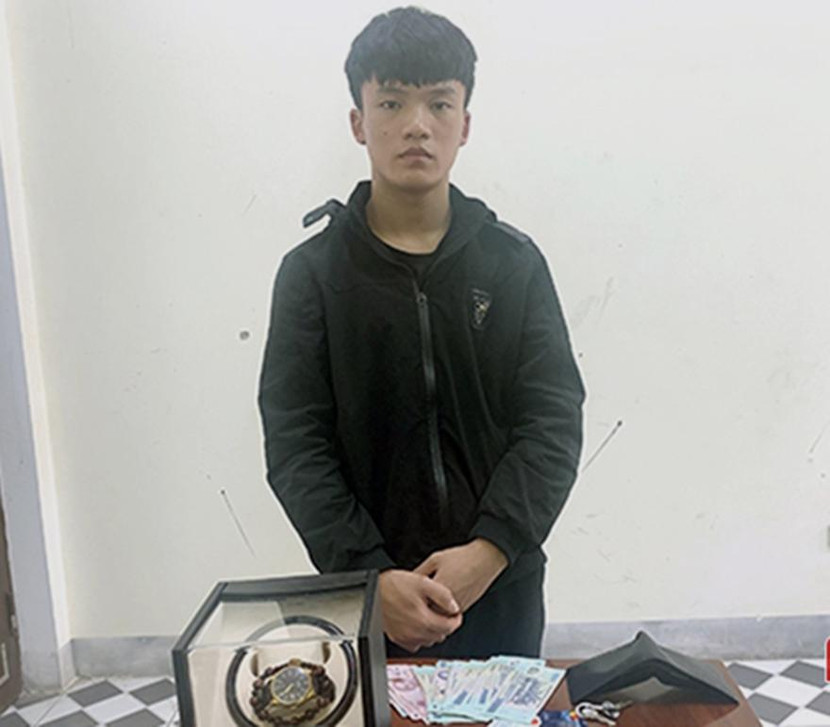 Đối tượng Huy cùng một số tang vật cơ quan Công an thu giữ trong quá trình điều tra vụ án Đối tượng Huy cùng một số tang vật cơ quan Công an thu giữ trong quá trình điều tra vụ án