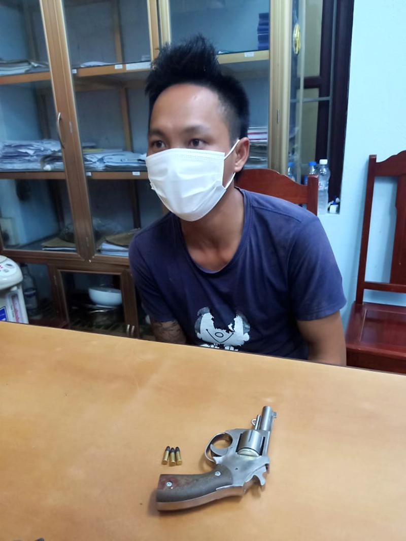 Đối tượng Quý cùng khẩu súng và 3 viên đạn bị lực lượng Cảnh sát cơ động kiểm tra phát hiện