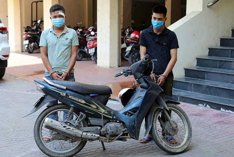 Đối tượng Hùng và Tú bị bắt giữ đưa về cơ quan Công an Đối tượng Hùng và Tú bị bắt giữ đưa về cơ quan Công an