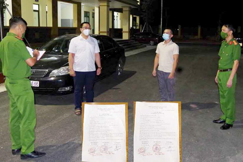 Hiền và Khôi (áo trắng giữa) cùng với giấy đi đường được các đối tượng làm giả