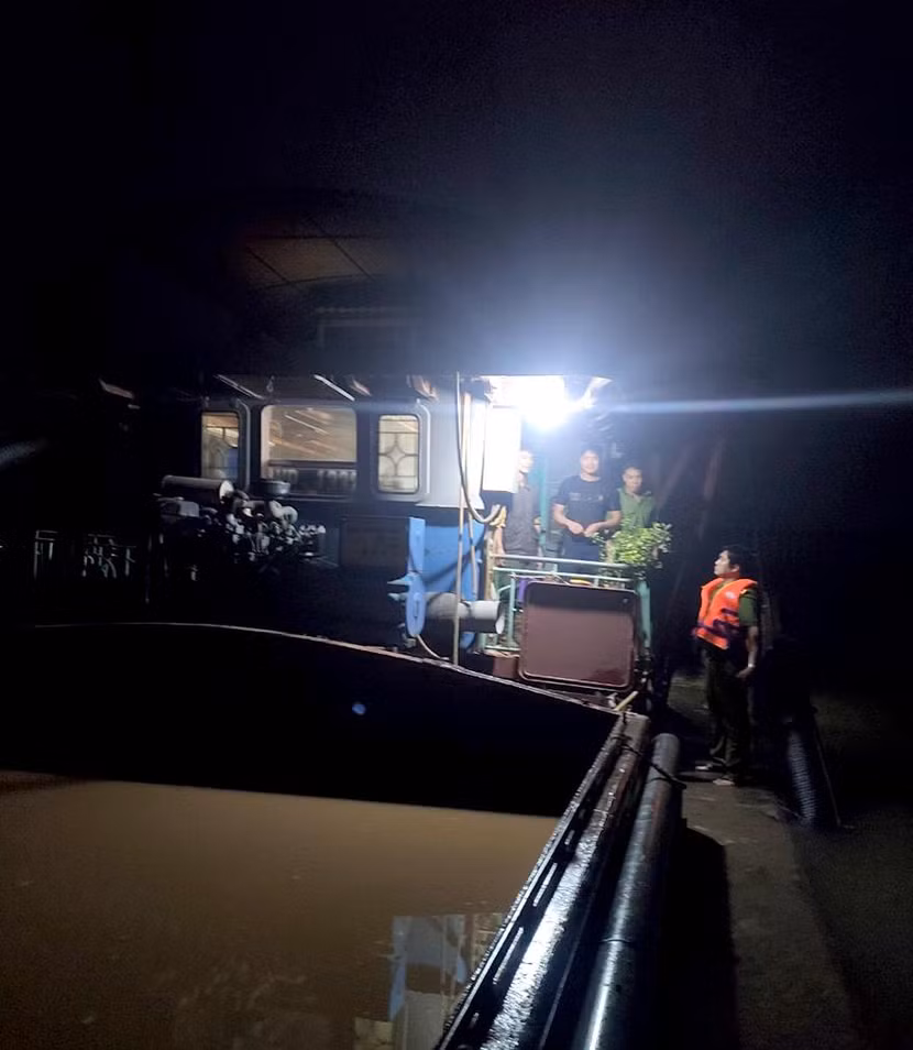 Lực lượng Công an huyện Phúc Thọ triển khai kế hoạch tuần tra kiểm soát trên cạn và dưới sông, "quét vét" tội phạm