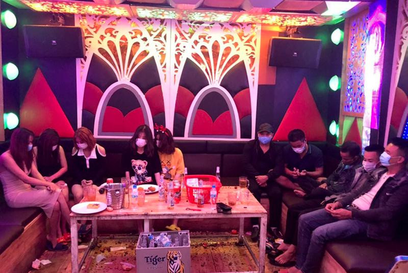 Quán karaoke vẫn mở cửa đón khách trong lúc phòng, chống dịch Covid-19 vừa bị lực lượng chức năng tỉnh Vĩnh Phúc kiểm tra, phát hiện và xử lý