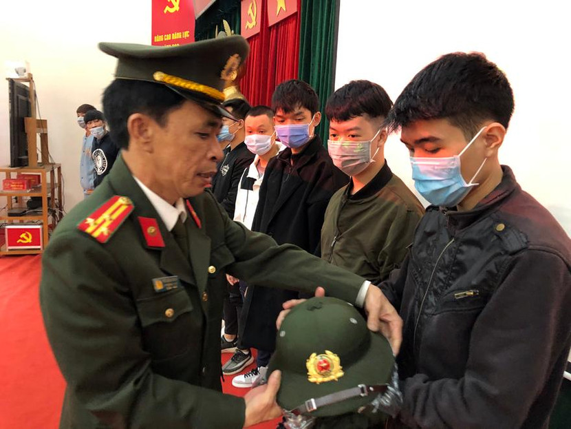 Thượng tá Võ Xuân Đương phát quân tư trang cho các tân binh