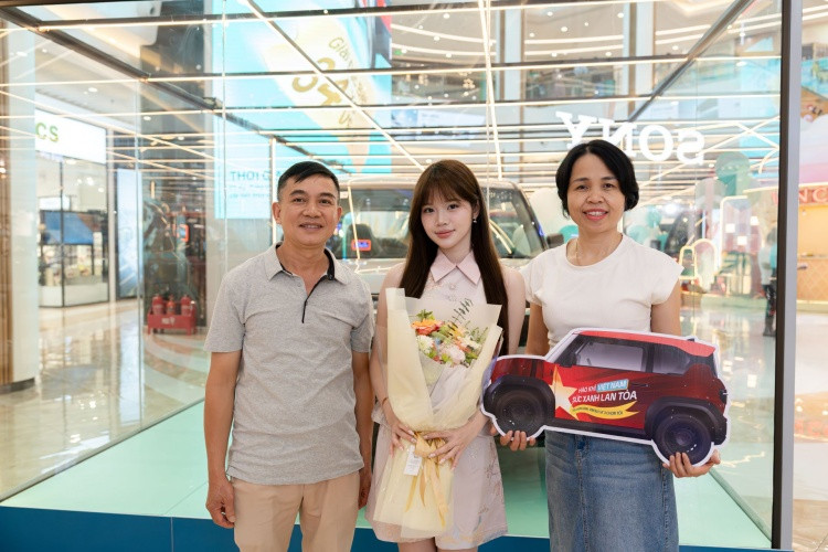 Minh Châu, khách hàng trẻ tuổi tại Hà Nội trúng xe VF 3 sau 2 năm đồng hành cùng Xanh SM Minh Châu, khách hàng trẻ tuổi tại Hà Nội trúng xe VF 3 sau 2 năm đồng hành cùng Xanh SM