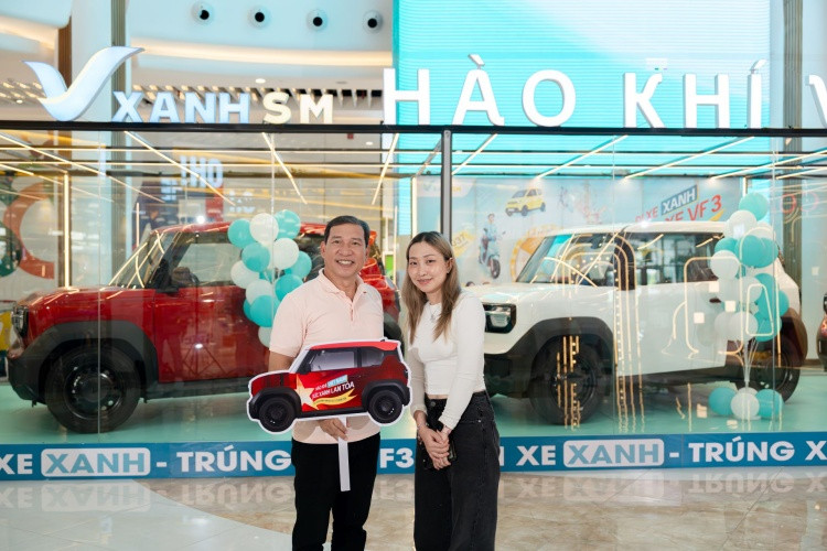 Chị Như Quỳnh (bên trái), khách hàng may mắn trúng xe VF 3, cùng nghệ sĩ Quang Thắng, khách mời đặc biệt của chương trình Chị Như Quỳnh (bên trái), khách hàng may mắn trúng xe VF 3, cùng nghệ sĩ Quang Thắng, khách mời đặc biệt của chương trình