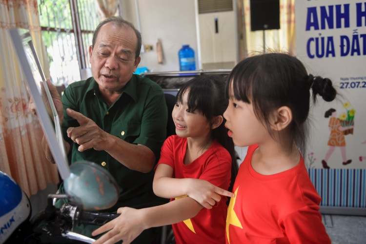 Những bức tranh do con em nhân viên Vinamilk vẽ trở thành cầu nối gắn kết quá khứ với tương lai (Ảnh: Thanh Bình). Những bức tranh do con em nhân viên Vinamilk vẽ trở thành cầu nối gắn kết quá khứ với tương lai (Ảnh: Thanh Bình).