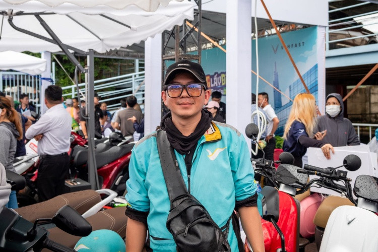 Có trải nghiệm tốt với Evo200, bác tài Xanh SM Nguyễn Minh Dương quyết định mang chiếc xe xăng còn lại đến sự kiện đổi cho vợ chiếc VinFast Motio