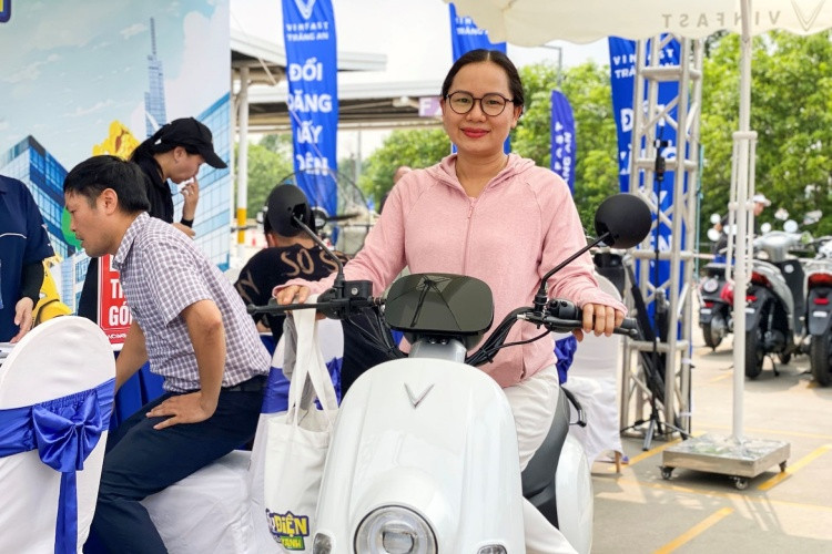 Đã sở hữu một chiếc Evo Neo, chị Nguyễn Thị My (Hà Nội) vẫn tới sự kiện để mua thêm chiếc Motio