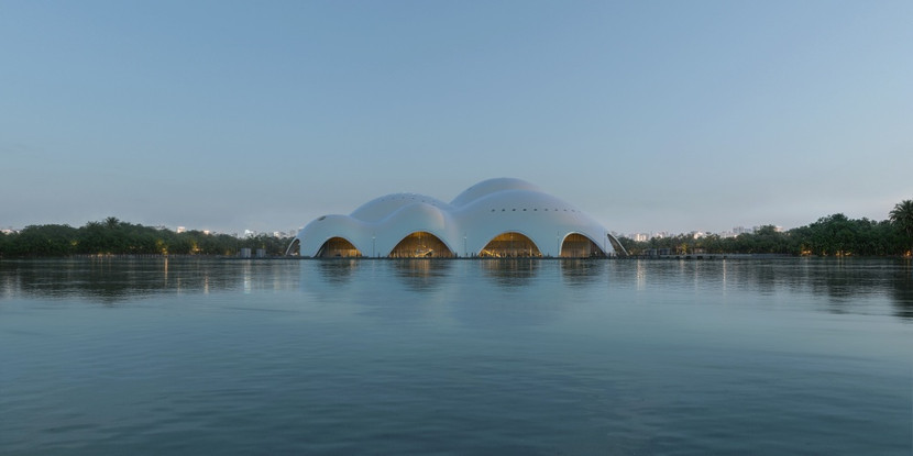 Mái vòm nhà hát Opera Hà Nội trên mặt nước Hồ Tây