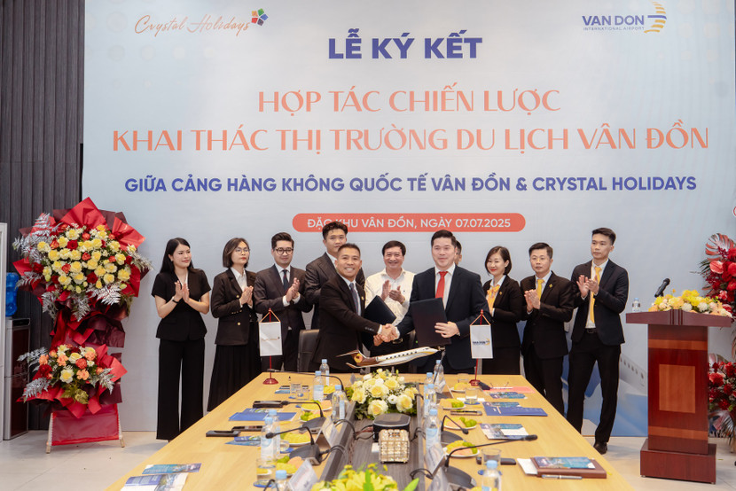 Lễ ký kết hợp tác chiến lược giữa Cảng hàng không quốc tế Vân Đồn và Crystal Holidays. Ảnh: Ánh Dương