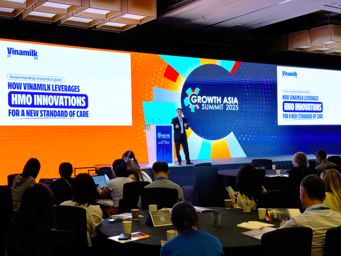 Đại diện Vinamilk, ông Nguyễn Quang Trí – Giám đốc điều hành Marketing – chia sẻ về đột phát 6 HMO trong sản phẩm sữa bột trẻ em Vinamilk Optimums tại diễn đàn lớn nhất châu Á về cơ hội phát triển trong ngành thực phẩm, đồ uống và dinh dưỡng (Ảnh: Hồng Nhân). Đại diện Vinamilk, ông Nguyễn Quang Trí – Giám đốc điều hành Marketing – chia sẻ về đột phát 6 HMO trong sản phẩm sữa bột trẻ em Vinamilk Optimums tại diễn đàn lớn nhất châu Á về cơ hội phát triển trong ngành thực phẩm, đồ uống và dinh dưỡng (Ảnh: Hồng Nhân).