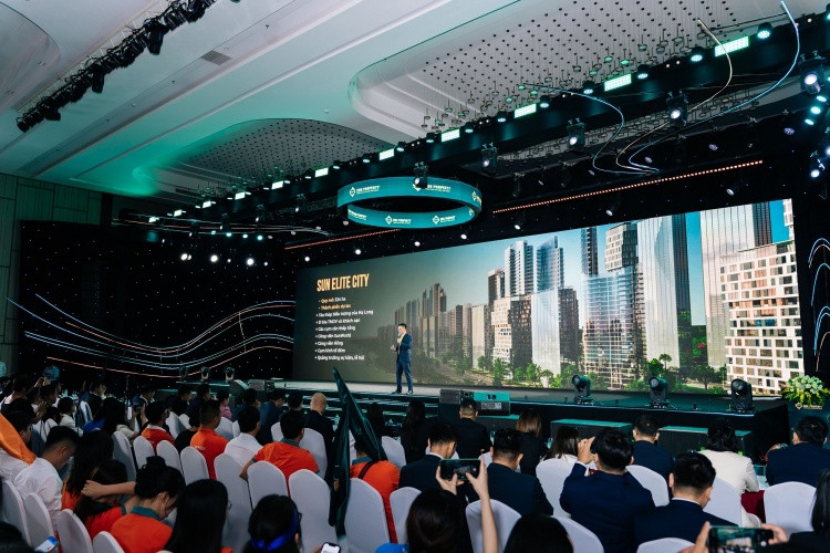 Đại diện Sun Property giới thiệu dự án Đại diện Sun Property giới thiệu dự án