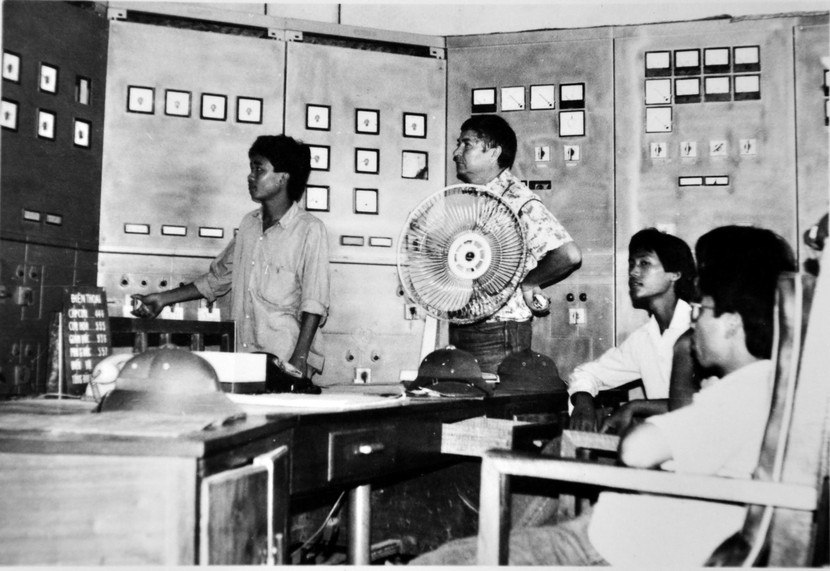 Hình ảnh phòng điều khiển trạm biến áp thời xưa