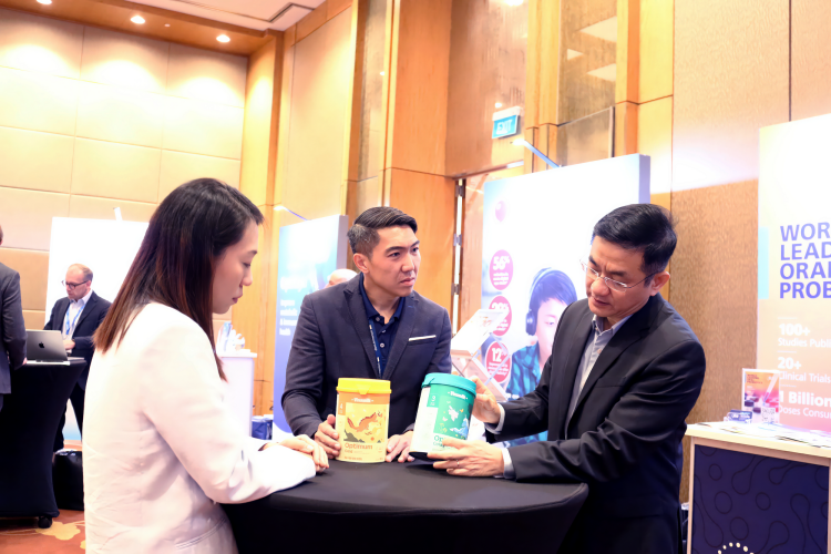 Ông Nguyễn Quang Trí - Giám đốc điều hành Marketing Vinamilk (ngoài cùng bên phải) chia sẻ về đột phá 6 HMO với các khách mời tại Diễn đàn phát triển châu Á 2025 (Ảnh: Hồng Nhân). Ông Nguyễn Quang Trí - Giám đốc điều hành Marketing Vinamilk (ngoài cùng bên phải) chia sẻ về đột phá 6 HMO với các khách mời tại Diễn đàn phát triển châu Á 2025 (Ảnh: Hồng Nhân).