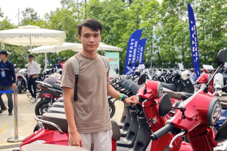 Anh Nguyễn Xuân Quỳnh (Hà Nội) đánh giá cao sự êm ái và độ hoàn thiện tốt của xe máy điện VinFast
