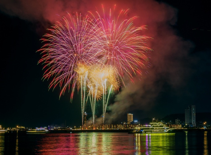 Sự kiện “Tỏa sáng Vịnh kỳ quan” diễn ra mỗi tối cuối tuần, dự kiến kéo dài đến hết 2/9/2025.