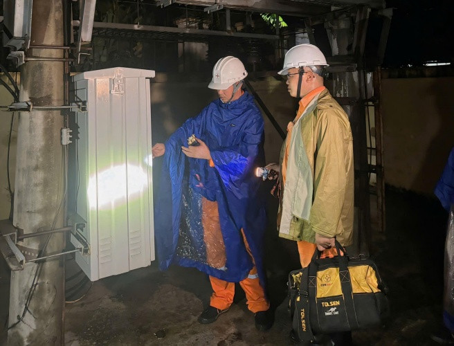 Công nhân EVNHANOI kiểm tra tình trạng thiết bị trước cơn bão số 3
