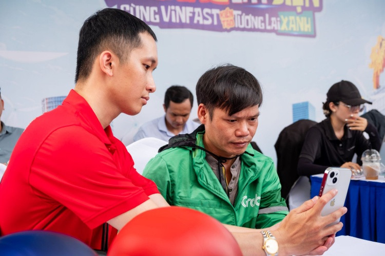 Một tài xế công nghệ quyết định “thay áo mới” ngay tại sự kiện khi đổi chiếc Wave đời 2008 sang VinFast Evo200.