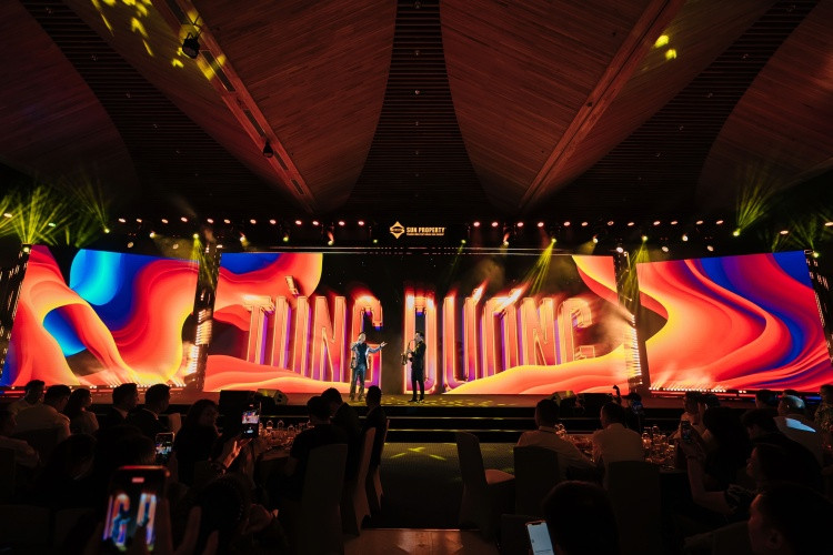 Màn trình diễn nghệ thuật mãn nhãn, mở ra không gian cảm xúc thăng hoa. (Ảnh: Ánh Dương)