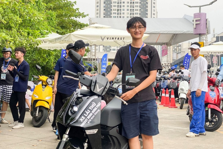 Anh Đặng Đức Hiếu (Hà Nội) dự tính bán xe tay ga đang dùng để chuyển sang xe máy điện