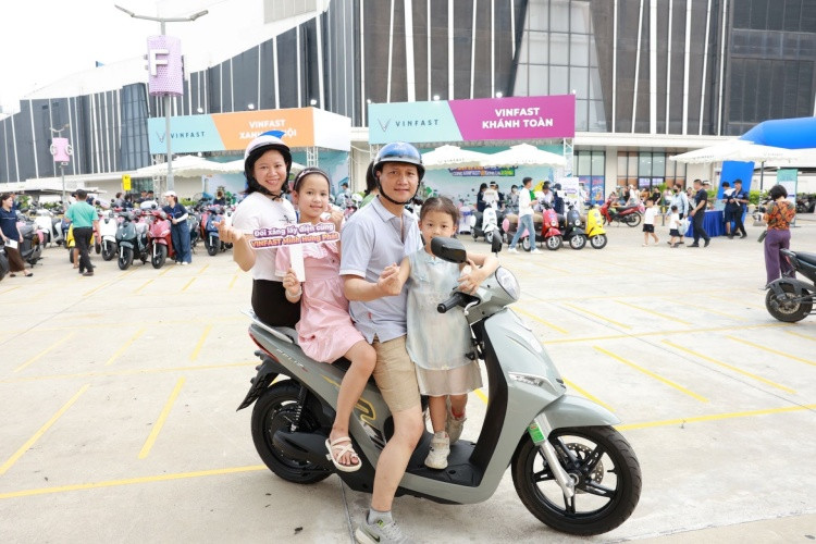 Nhiều khách hàng đã quyết định lên đời xe điện ngay tại sự kiện