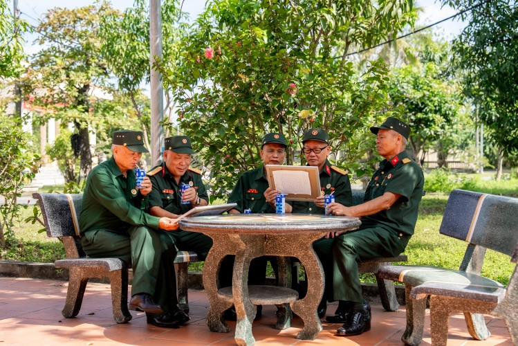 Các bác cựu chiến binh chăm chú đọc những dòng chữ nhỏ, được các em gửi kèm trong mỗi bức tranh (Ảnh: Duy Cường). Các bác cựu chiến binh chăm chú đọc những dòng chữ nhỏ, được các em gửi kèm trong mỗi bức tranh (Ảnh: Duy Cường).