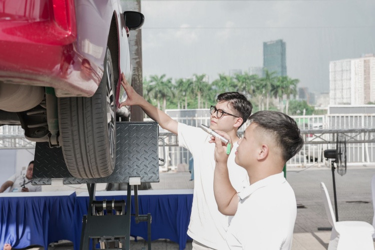 Anh Nguyễn Văn Hoàng (đeo kính) cho rằng những chính sách của VinFast hỗ trợ chủ xe xăng lên đời xe điện quá hấp dẫn