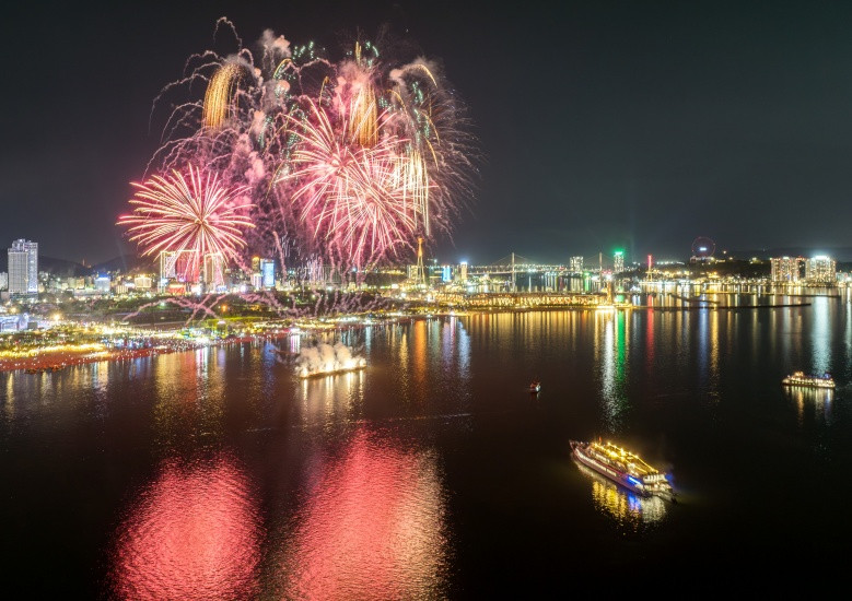 Pháo hoa rực rỡ thắp sáng Vịnh biển 3 tối mỗi tuần