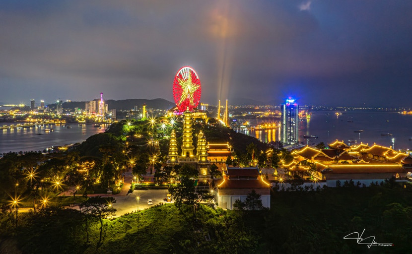 Khung cảnh Vịnh di sản trong ánh hoàng hôn