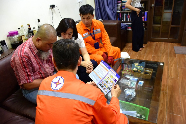 Công nhân EVNHANOI tuyên truyền phòng chống cháy nổ tại các hộ gia đình Công nhân EVNHANOI tuyên truyền phòng chống cháy nổ tại các hộ gia đình