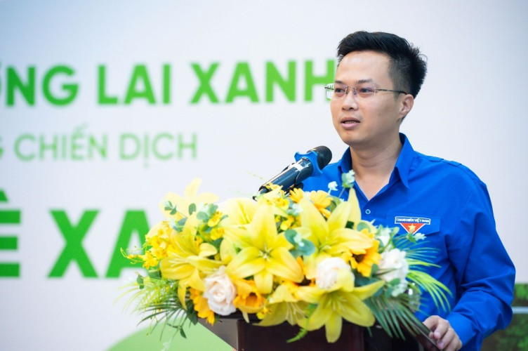 Đồng chí Tạ Hồng Sơn, Ủy viên Ban Chấp hành Trung ương Đoàn, Bí thư Đoàn Thanh niên Bộ Nông nghiệp và Môi trường, nhấn mạnh tầm quan trọng của việc kết nối nguồn lực và mạng lưới viện, trường trên toàn quốc trong công cuộc chuyển đổi xanh. Đồng chí Tạ Hồng Sơn, Ủy viên Ban Chấp hành Trung ương Đoàn, Bí thư Đoàn Thanh niên Bộ Nông nghiệp và Môi trường, nhấn mạnh tầm quan trọng của việc kết nối nguồn lực và mạng lưới viện, trường trên toàn quốc trong công cuộc chuyển đổi xanh.