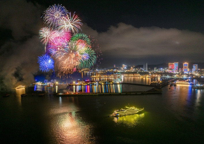 Vịnh Pháo hoa tại Sun Elite City sẽ được thắp sáng mỗi tối cuối tuần. Vịnh Pháo hoa tại Sun Elite City sẽ được thắp sáng mỗi tối cuối tuần.