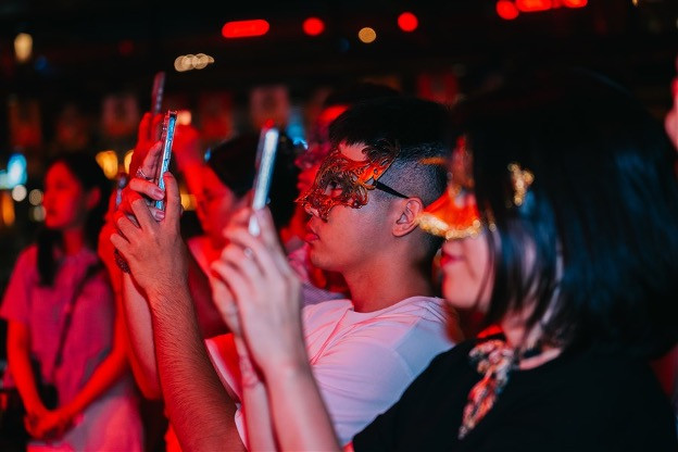 Du khách sẽ được lựa chọn mặt nạ theo sở thích để hòa vào không khí huyền ảo, bí ẩn của show Du khách sẽ được lựa chọn mặt nạ theo sở thích để hòa vào không khí huyền ảo, bí ẩn của show