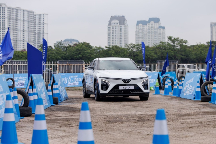 Mẫu VF 7 được khách hàng đánh giá cao bởi khả năng tăng tốc và đầm chắc vượt trội so với các mẫu xe cùng tầm tiền