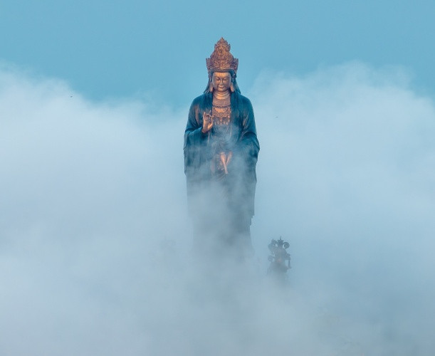 Tượng Phật Bà Tây Bổ Đà Sơn trên đỉnh núi Bà Đen. Ảnh: Bin Trần