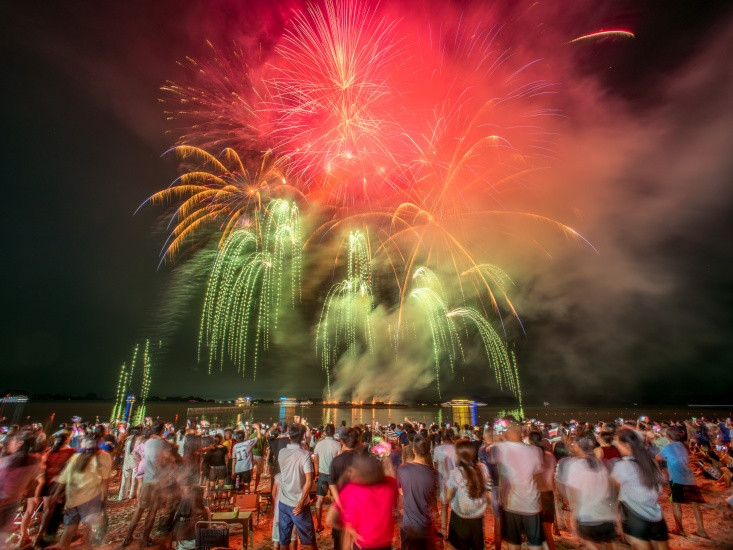 Du khách thích thú trải nghiệm ngắm pháo hoa tại Bãi Cháy, Quảng Ninh