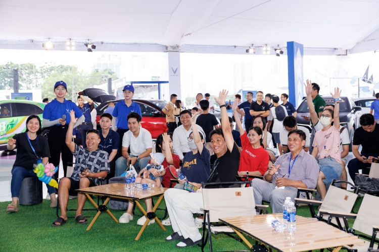Không khí của sự kiện “Thu xăng – Đổi điện” luôn sôi động với sự tham gia của đông đảo khách hàng đăng ký trải nghiệm, tư vấn, định giá xe.