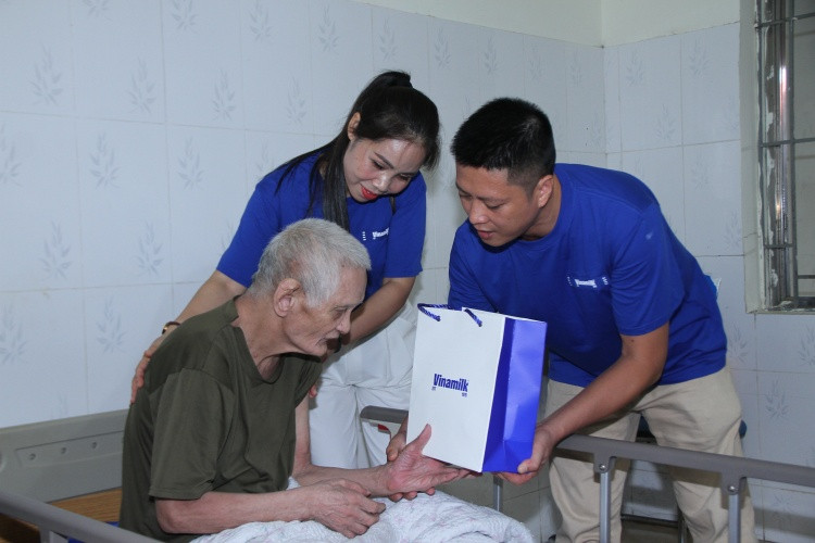 Góp phần chăm sóc sức khỏe thể chất cho những anh hùng của đất nước, Vinamilk dành tặng những món quà dinh dưỡng thiết thực như sữa tươi Vinamilk 100%, sữa hỗ trợ ăn ngủ ngon Sure Prevent Gold… (Ảnh: Thanh Bình). Góp phần chăm sóc sức khỏe thể chất cho những anh hùng của đất nước, Vinamilk dành tặng những món quà dinh dưỡng thiết thực như sữa tươi Vinamilk 100%, sữa hỗ trợ ăn ngủ ngon Sure Prevent Gold… (Ảnh: Thanh Bình).