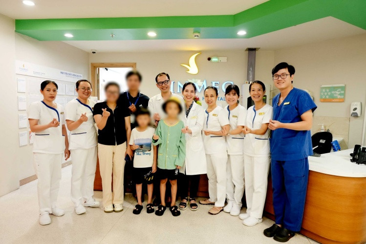 Bệnh nhi và các bác sĩ tại Bệnh viện Vinmec Central Park (TP.HCM). Bệnh nhi và các bác sĩ tại Bệnh viện Vinmec Central Park (TP.HCM).