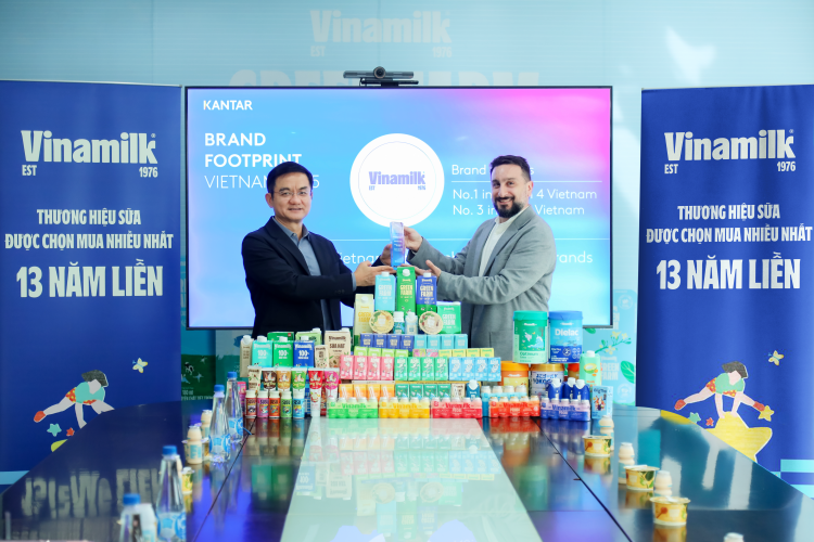 Ông Nguyễn Quang Trí, Giám đốc điều hành Marketing Vinamilk (bên trái), nhận danh hiệu Thương hiệu sữa được chọn mua nhiều nhất năm thứ 13 liên tiếp. Ảnh: Nguyên Phương Ông Nguyễn Quang Trí, Giám đốc điều hành Marketing Vinamilk (bên trái), nhận danh hiệu Thương hiệu sữa được chọn mua nhiều nhất năm thứ 13 liên tiếp. Ảnh: Nguyên Phương