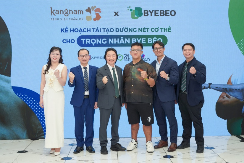 Trọng Nhân chụp ảnh cùng ekip bác sĩ Bệnh viện Thẩm mỹ Kangnam đồng hành giúp mình trong thời gian tới