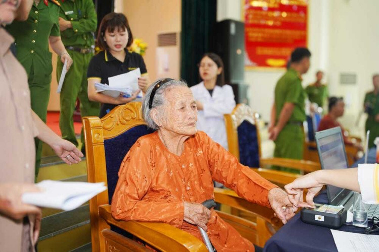 Kỹ thuật viên của GeneStory triển khai lấy mẫu ADN tại địa phương sinh sống của từng thân nhân liệt sĩ